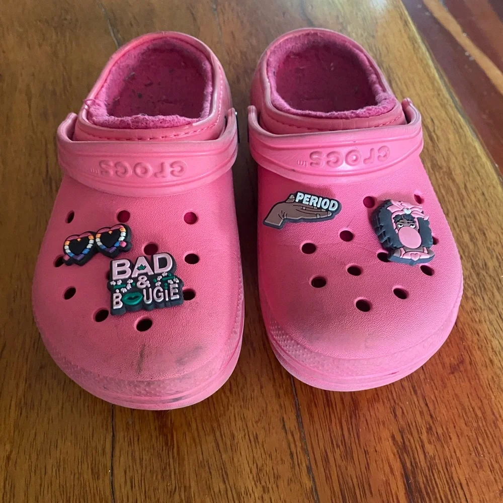 Classic Crocs pink with lining and sassy theme unisex children’s size‎ 13